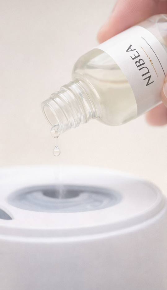 Botella de esencia al agua NUBEA Coco & Vainilla sobre mesa con mortero y esencia natural